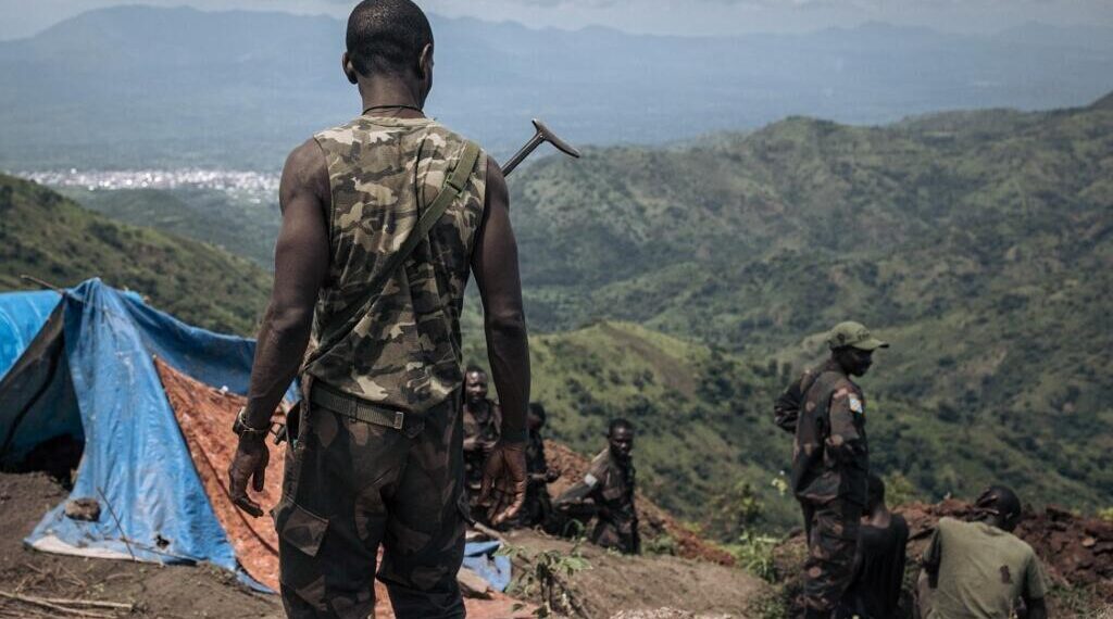 Des soldats des FARDC (Forces armées de la RDC) à une position militaire de première ligne surplombant la localité de Kibirizi, contrôlée par la rébellion du M23, dans la province du Nord-Kivu (est de la RDC), le 14 mai 2024. AFP