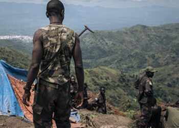 Des soldats des FARDC (Forces armées de la RDC) à une position militaire de première ligne surplombant la localité de Kibirizi, contrôlée par la rébellion du M23, dans la province du Nord-Kivu (est de la RDC), le 14 mai 2024. AFP