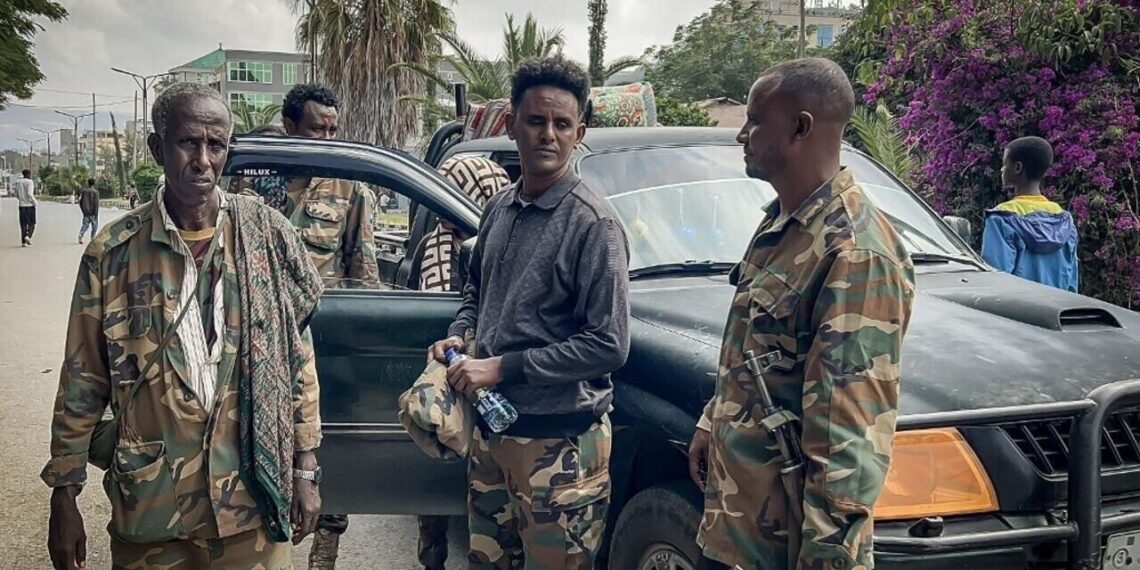 Des membres de la force éthiopienne pro-gouvernementale TPF patrouillent dans les rues tandis que les forces fédérales éthiopiennes et leurs alliés font leur entrée dans Mekelle, la capitale du Tigré, le 4 octobre 2026. © AFP