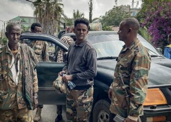 Des membres de la force éthiopienne pro-gouvernementale TPF patrouillent dans les rues tandis que les forces fédérales éthiopiennes et leurs alliés font leur entrée dans Mekelle, la capitale du Tigré, le 4 octobre 2026. © AFP
