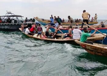 Une nuit noire, deux baleinières, un choc. Dans la nuit du samedi 3 au dimanche 4 octobre, à Ngombe-Lukolela, dans la province de l'Équateur, deux embarcations se sont heurtées sur le fleuve Congo. L'une d'elles a coulé. Le bilan, encore provisoire et non officiel, fait état de plusieurs disparus et de dégâts matériels importants
